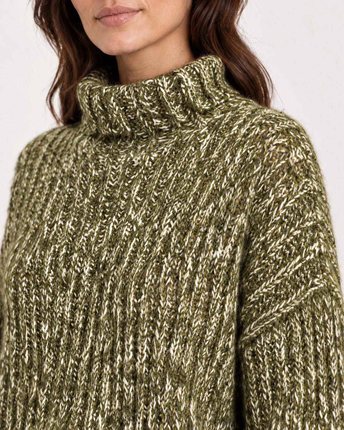 Dolcevita over oliva, dettaglio del collo - MADAME VENICE - FW25 - SVEVA - ADELAIDE #Colore_Olive