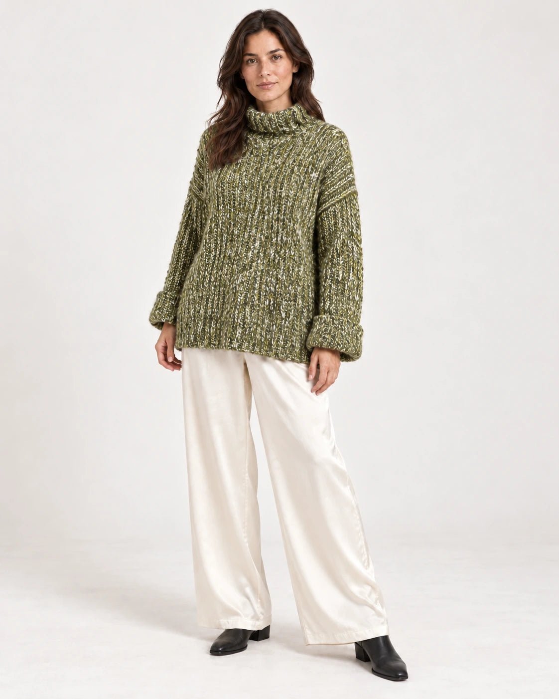 Dolcevita over oliva, vista frontale - MADAME VENICE - FW25 - SVEVA - ADELAIDE #Colore_Olive