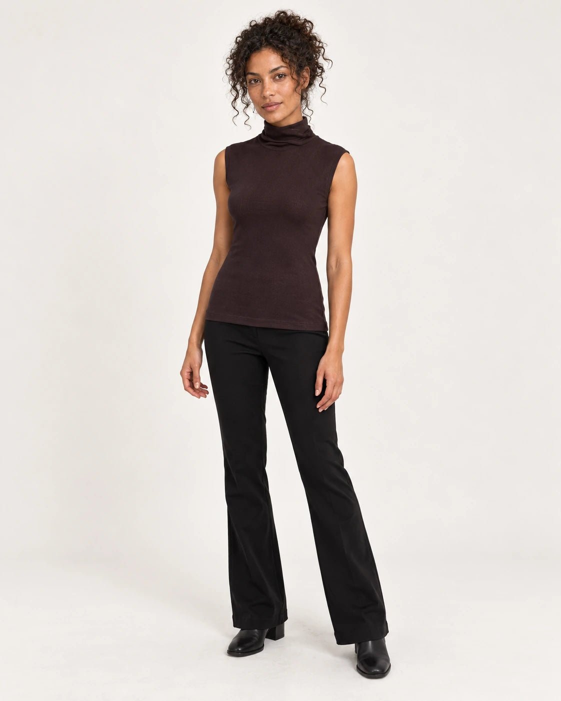 Dolcevita smanicato moka, vista frontale - MADAME VENICE - FW25 - VITA - COSTINA #Colore_Moka