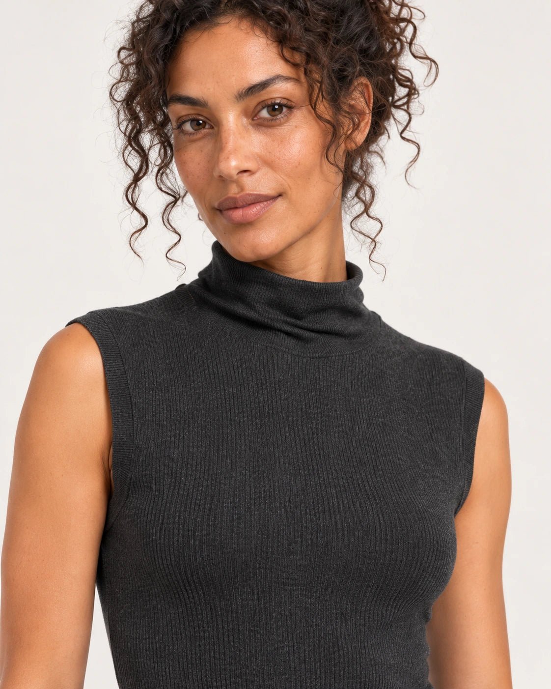 Dolcevita smanicato antracite, dettaglio del collo alto e della costina - MADAME VENICE - FW25 - VITA - COSTINA #Colore_Anthracite