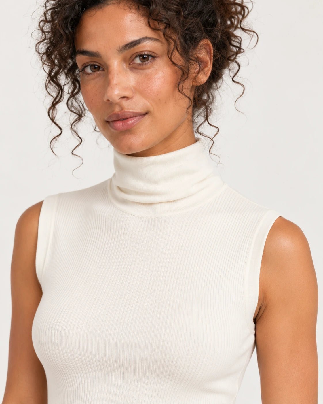 Dolcevita smanicato naturale, dettaglio del collo alto e della costina - MADAME VENICE - FW25 - VITA - COSTINA #Colore_Natural