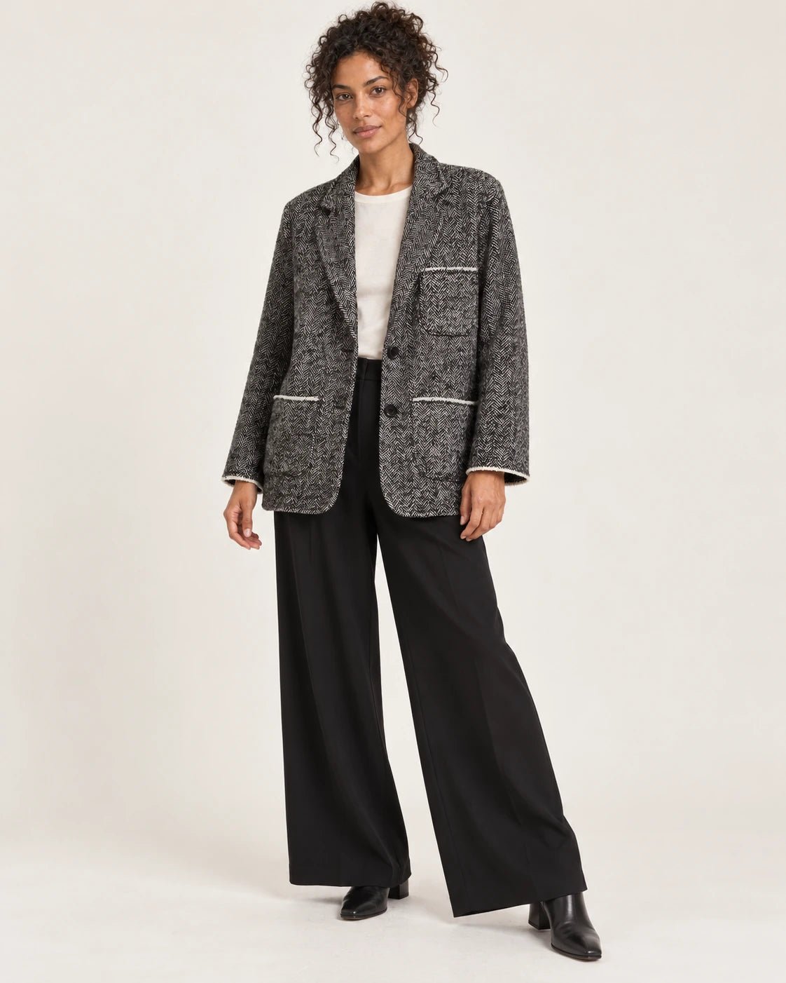 Giacca foderata con tasche a toppa nero e bianco, vista frontale - MADAME VENICE - FW25 - GILDA - SPIGATO #Colore_Black / white