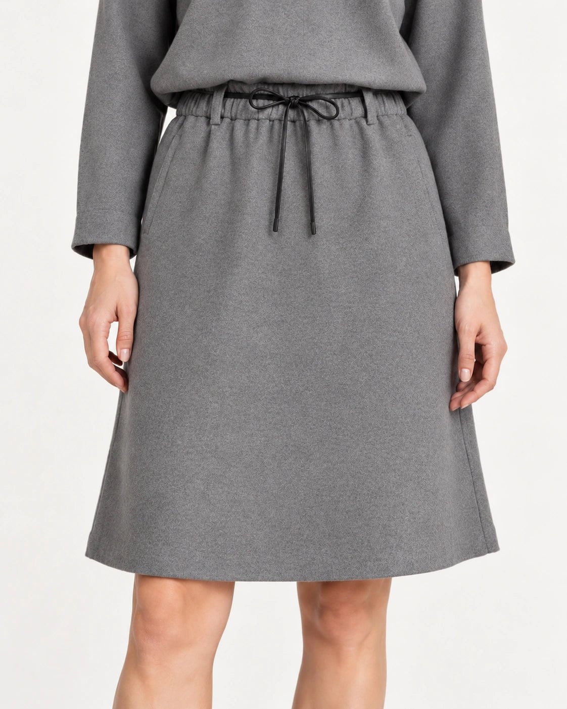 Gonna grigio chiaro, dettaglio del capo - MADAME VENICE - FW26 - NINA - LANA JESI #Colore_Grigio Chiaro