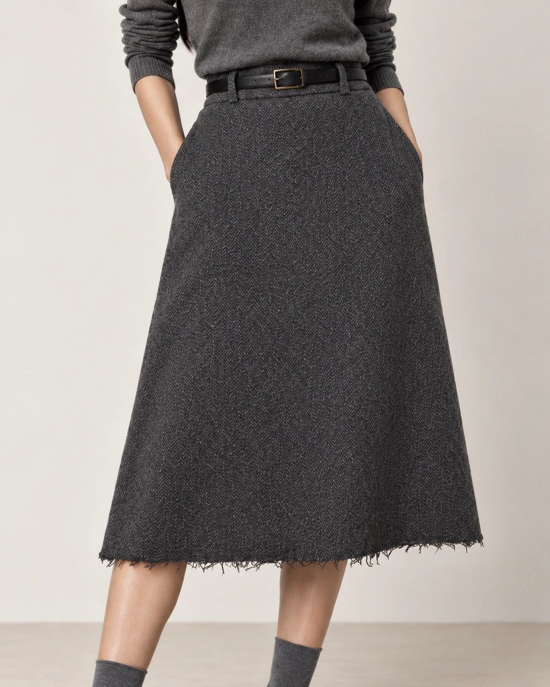 Gonna grigio scuro, dettaglio del capo - MADAME VENICE - FW26 - NADA - SPINATO #Colore_Grigio Scuro