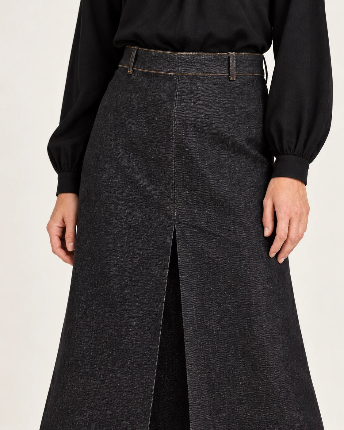 Gonna faldone nero rinse, dettaglio del faldone frontale - MADAME VENICE - FW25 - NORA - DENIM #Colore_Black rinse