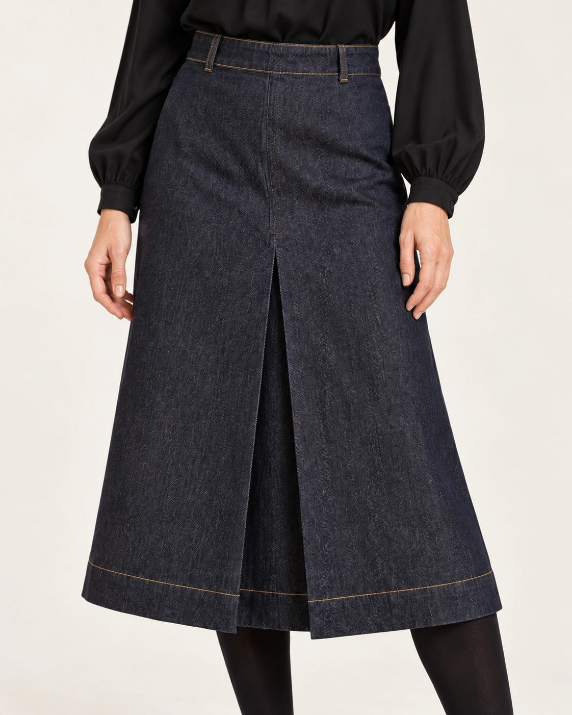 Gonna faldone blu rinse, dettaglio del faldone frontale - MADAME VENICE - FW25 - NORA - DENIM #Colore_Blue rinse
