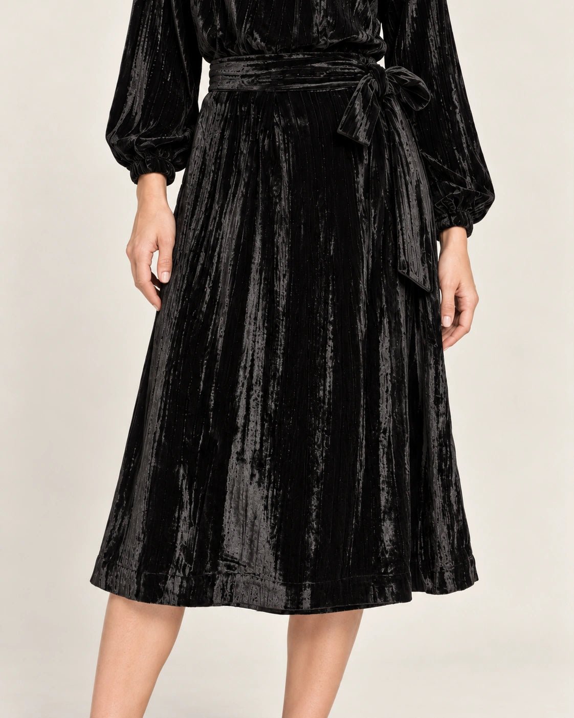 Gonna fusciacca nero, dettaglio del capo - MADAME VENICE - FW26 - NERINA - PLISSE' #Colore_Nero