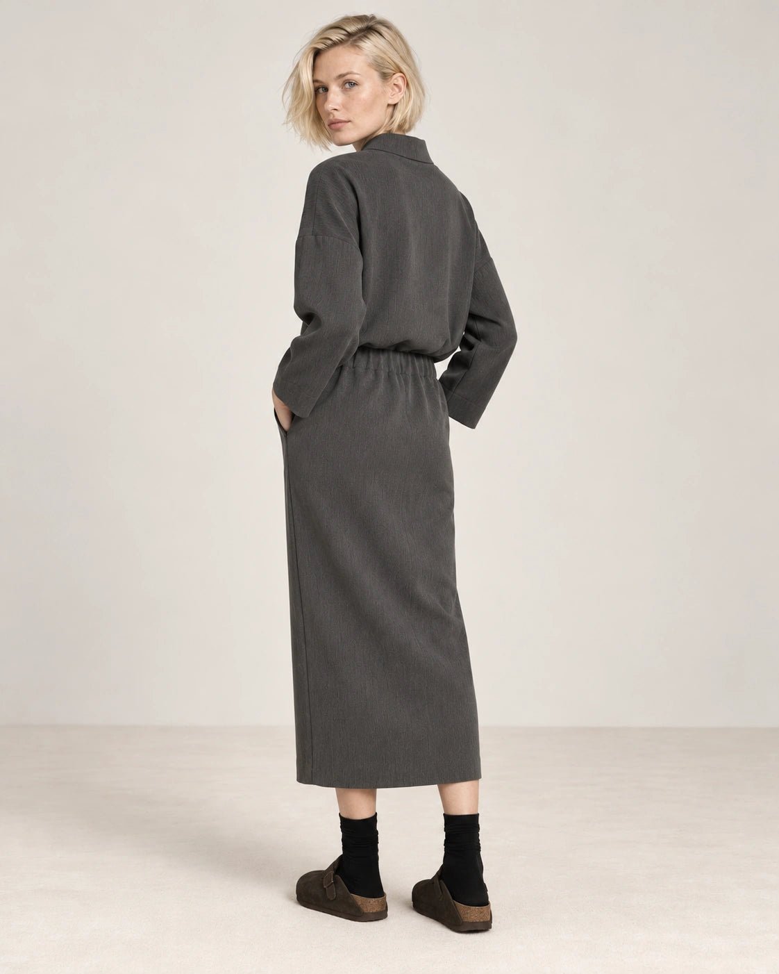 Gonna matita grigio scuro, vista posteriore - MADAME VENICE - FW26 - NAOMI - CREPE TECNICO #Colore_Grigio Scuro