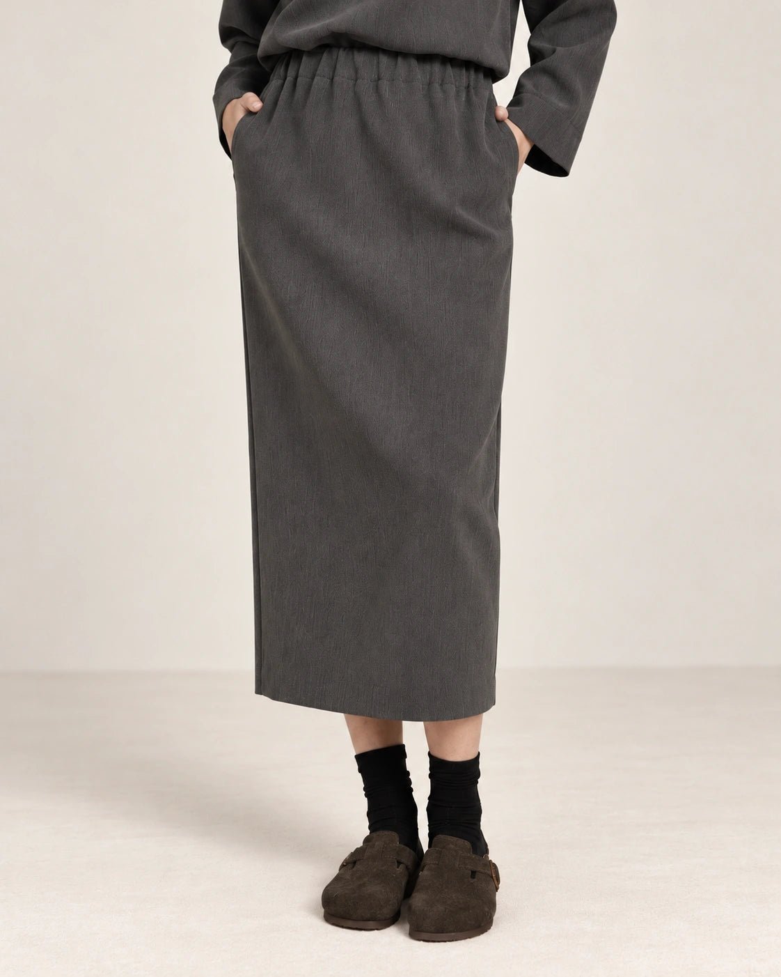 Gonna matita grigio scuro, dettaglio del capo - MADAME VENICE - FW26 - NAOMI - CREPE TECNICO #Colore_Grigio Scuro