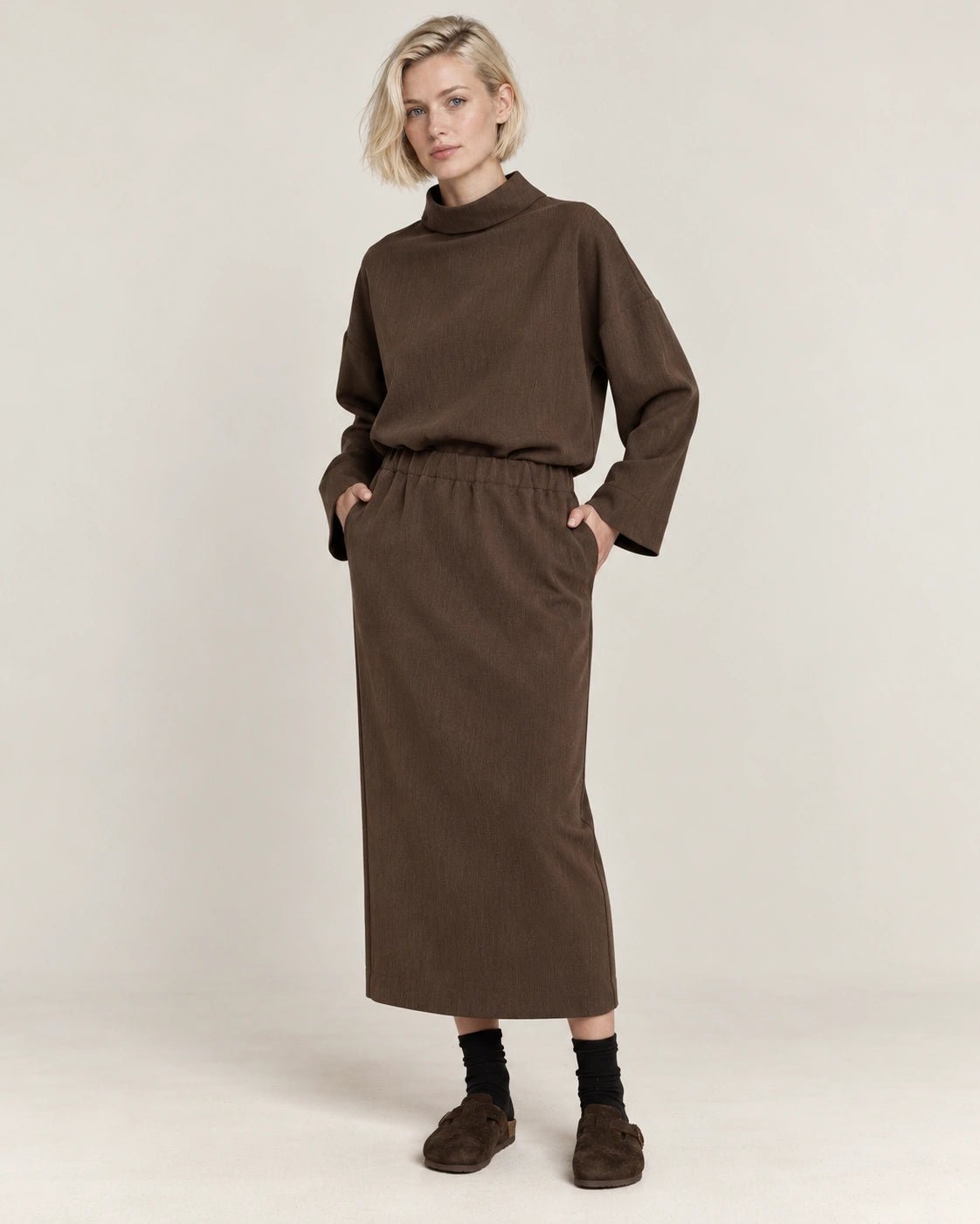 Gonna matita tabacco, vista frontale - MADAME VENICE - FW26 - NAOMI - CREPE TECNICO #Colore_Tabacco