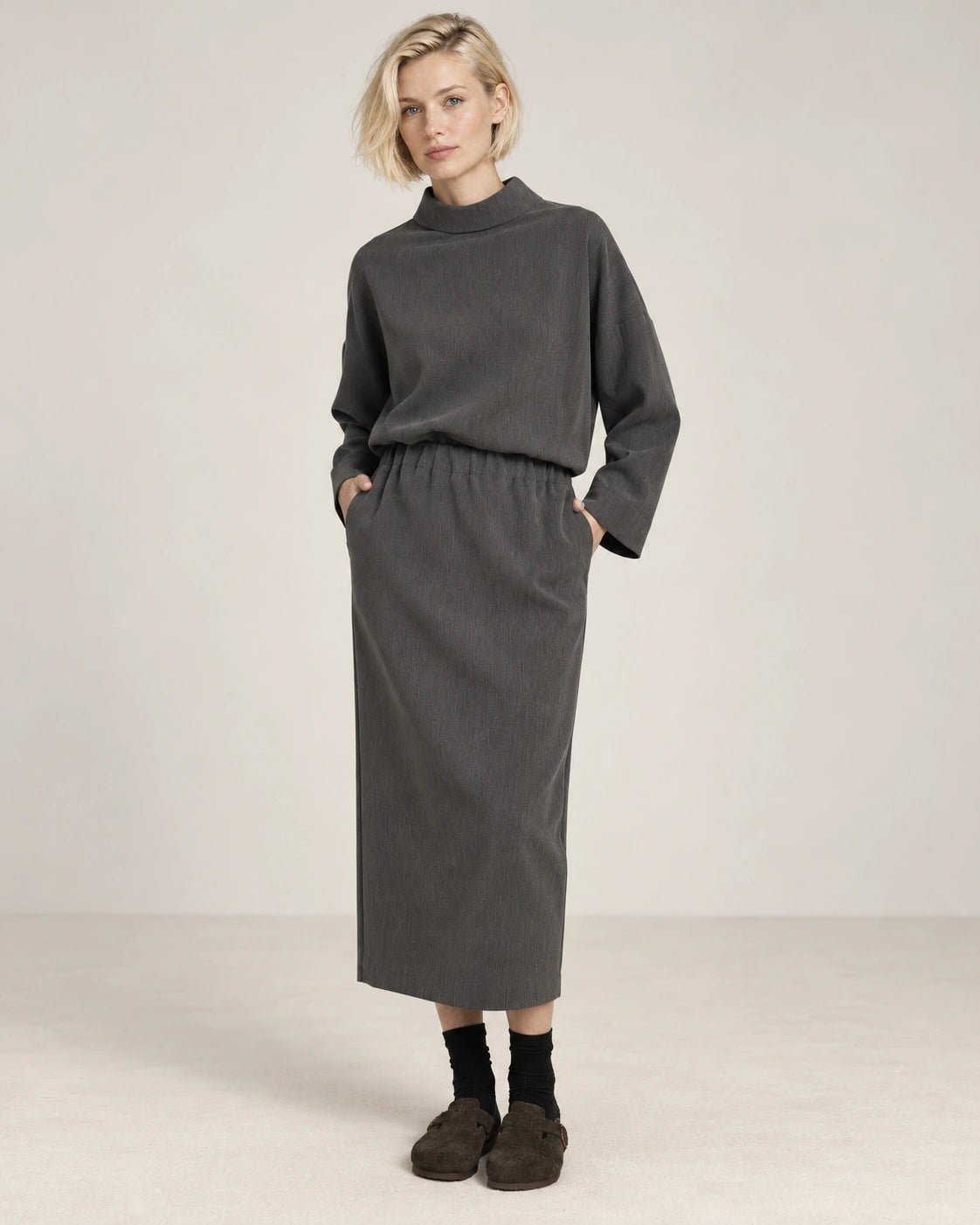 Gonna matita grigio scuro, vista frontale - MADAME VENICE - FW26 - NAOMI - CREPE TECNICO #Colore_Grigio Scuro