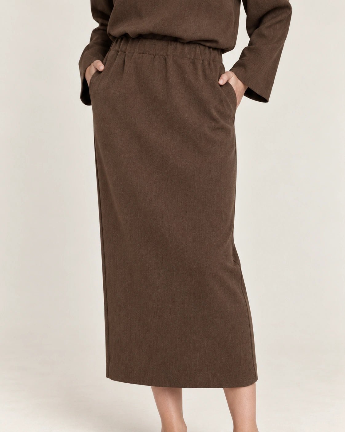 Gonna matita tabacco, dettaglio del capo - MADAME VENICE - FW26 - NAOMI - CREPE TECNICO #Colore_Tabacco
