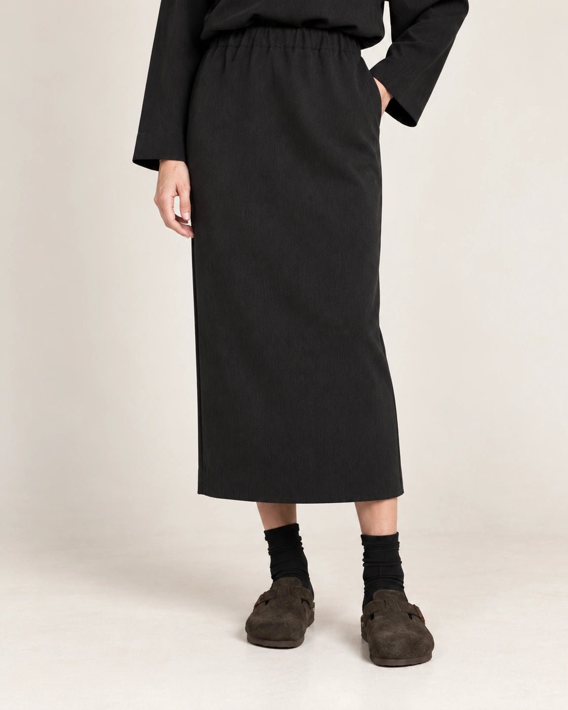 Gonna matita nero, dettaglio del capo - MADAME VENICE - FW26 - NAOMI - CREPE TECNICO #Colore_Nero