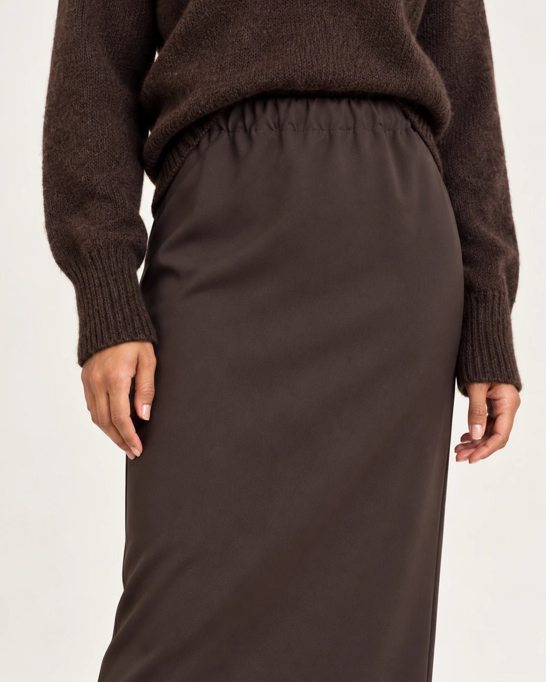 Gonna tubo marrone, dettaglio della vita elasticizzata - MADAME VENICE - FW25 - NAOMI - CREPE TECNICO #Colore_Brown