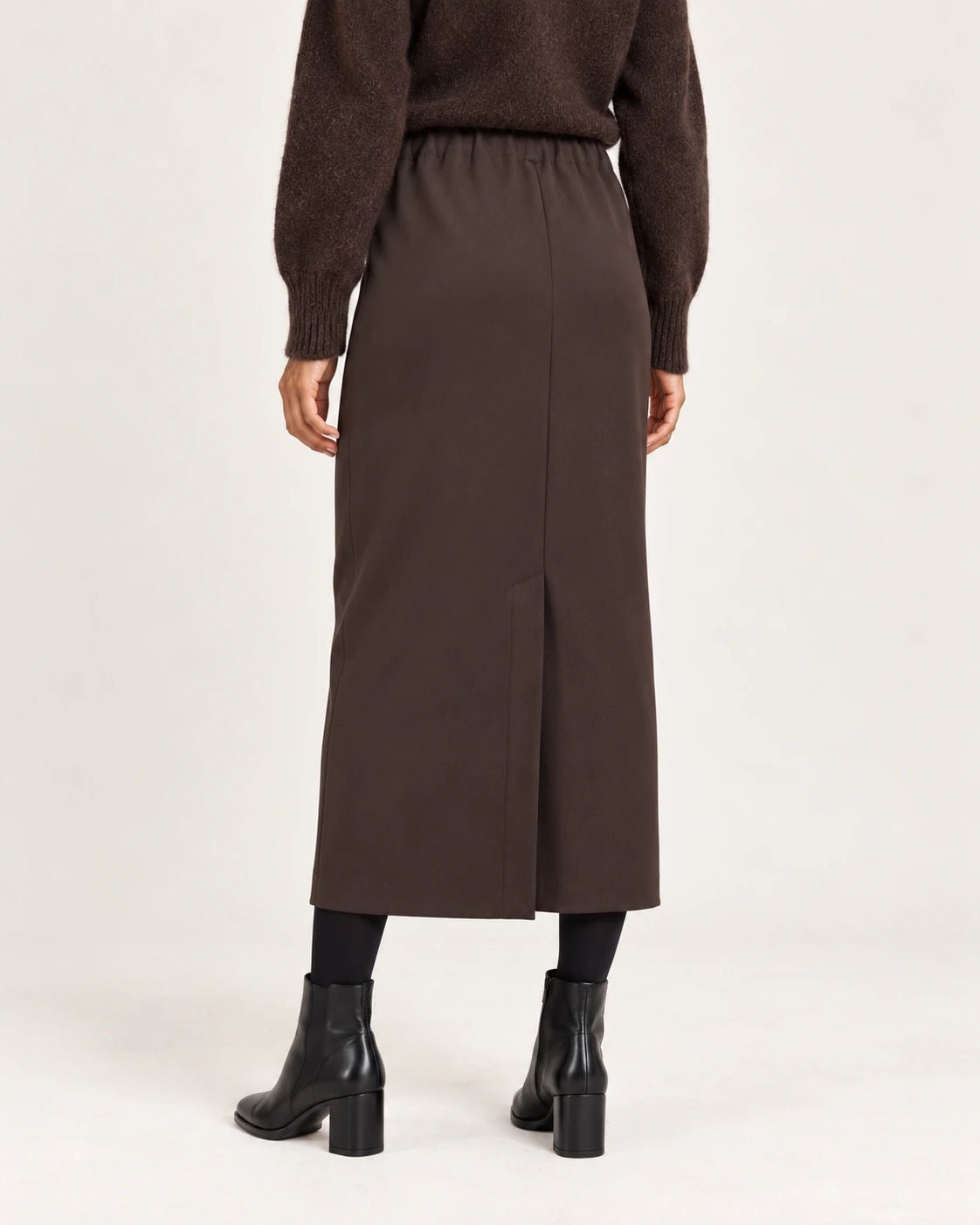 Gonna tubo marrone, vista posteriore - MADAME VENICE - FW25 - NAOMI - CREPE TECNICO #Colore_Brown