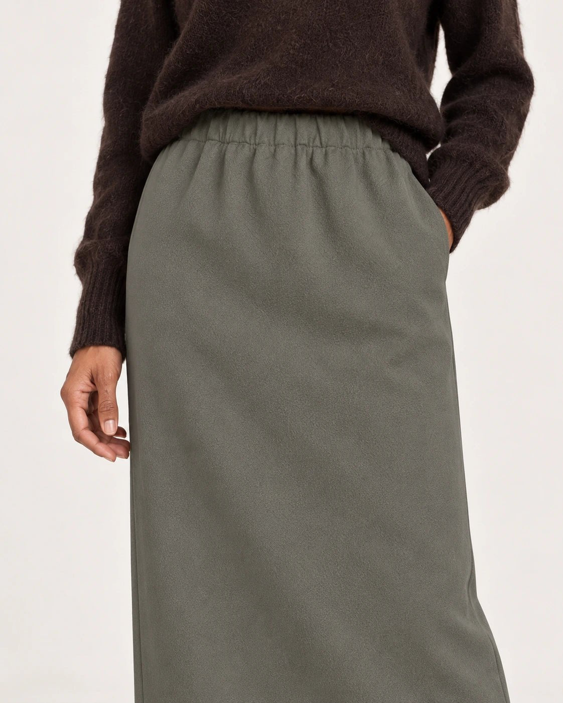 Gonna tubo oliva, dettaglio della vita elasticizzata - MADAME VENICE - FW25 - NAOMI - CREPE TECNICO #Colore_Olive