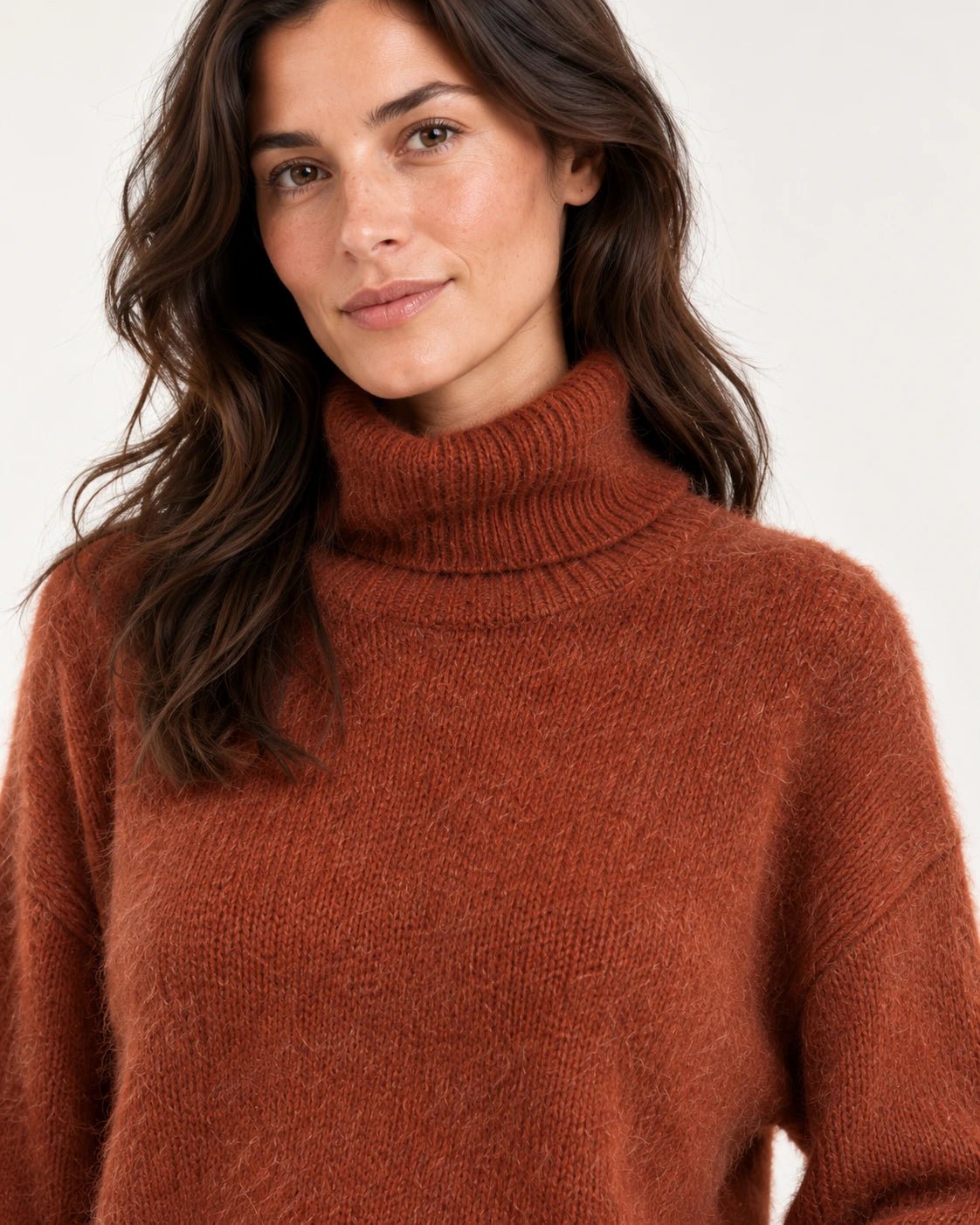 Lupetto ruggine, dettaglio del collo e della maglia - MADAME VENICE - FW25 - SIMONA - SUMATRA #Colore_Rust