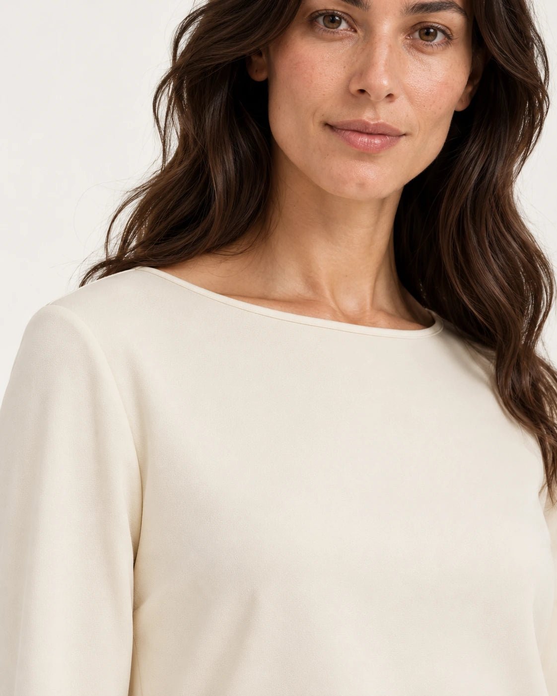 Maglia barchetta naturale, dettaglio dello scollo a barchetta - MADAME VENICE - FW25 - MIMI - JERSEY TECNICO #Colore_Natural