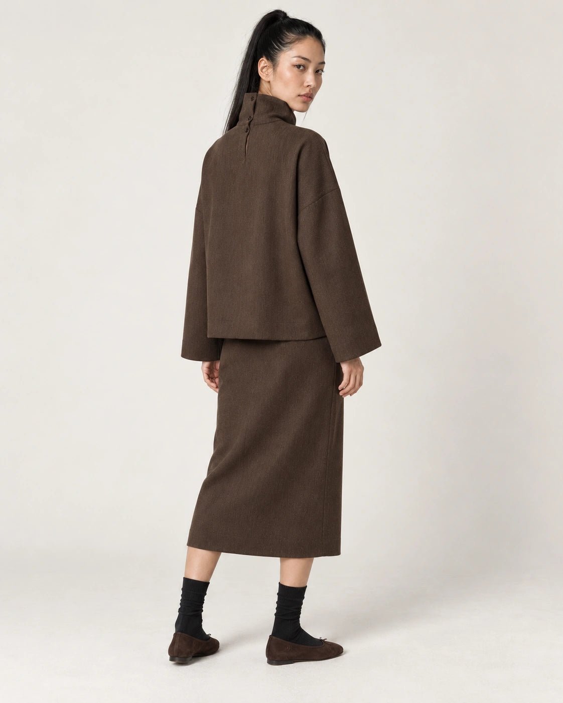 Maglia collo alto tabacco, vista posteriore - MADAME VENICE - FW26 - MYREA - CREPE TECNICO #Colore_Tabacco