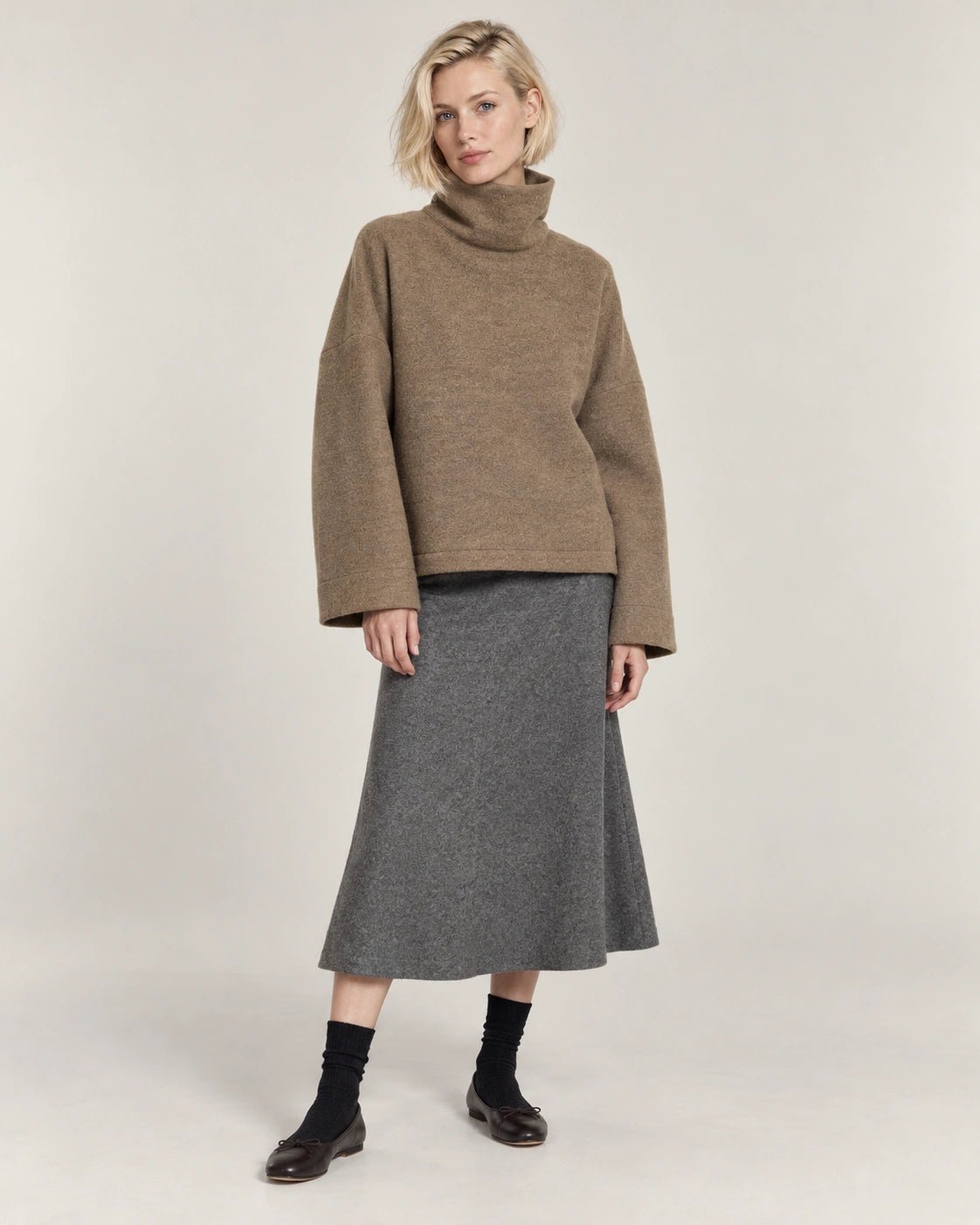 Maglia collo alto avana, vista frontale - MADAME VENICE - FW26 - MYREA - LANA VERGINE #Colore_Avana