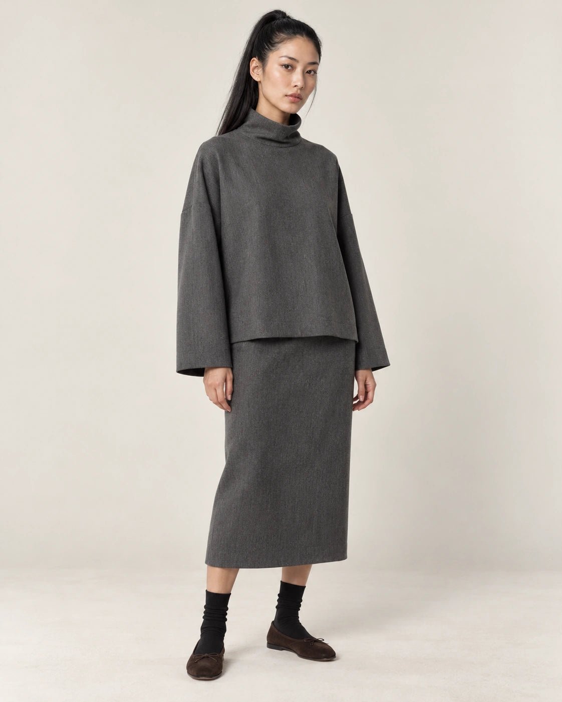Maglia collo alto grigio scuro, vista frontale - MADAME VENICE - FW26 - MYREA - CREPE TECNICO #Colore_Grigio Scuro
