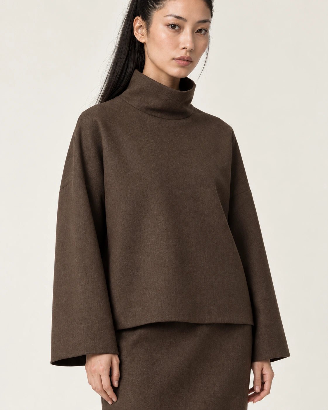 Maglia collo alto tabacco, dettaglio del capo - MADAME VENICE - FW26 - MYREA - CREPE TECNICO #Colore_Tabacco