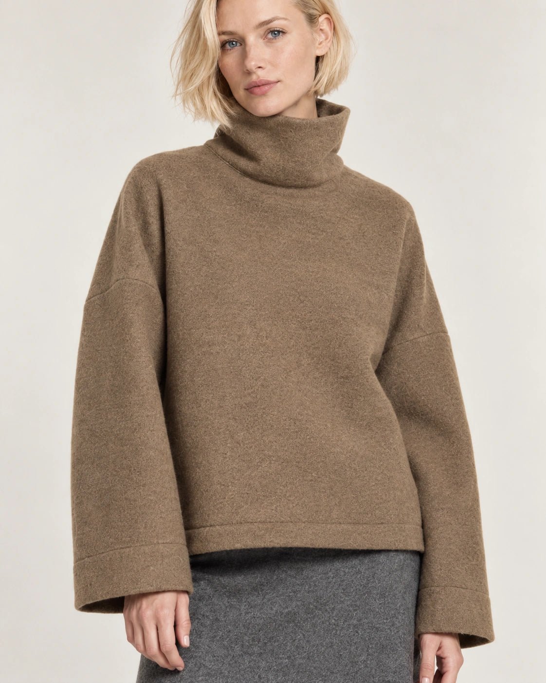 Maglia collo alto avana, dettaglio del capo - MADAME VENICE - FW26 - MYREA - LANA VERGINE #Colore_Avana