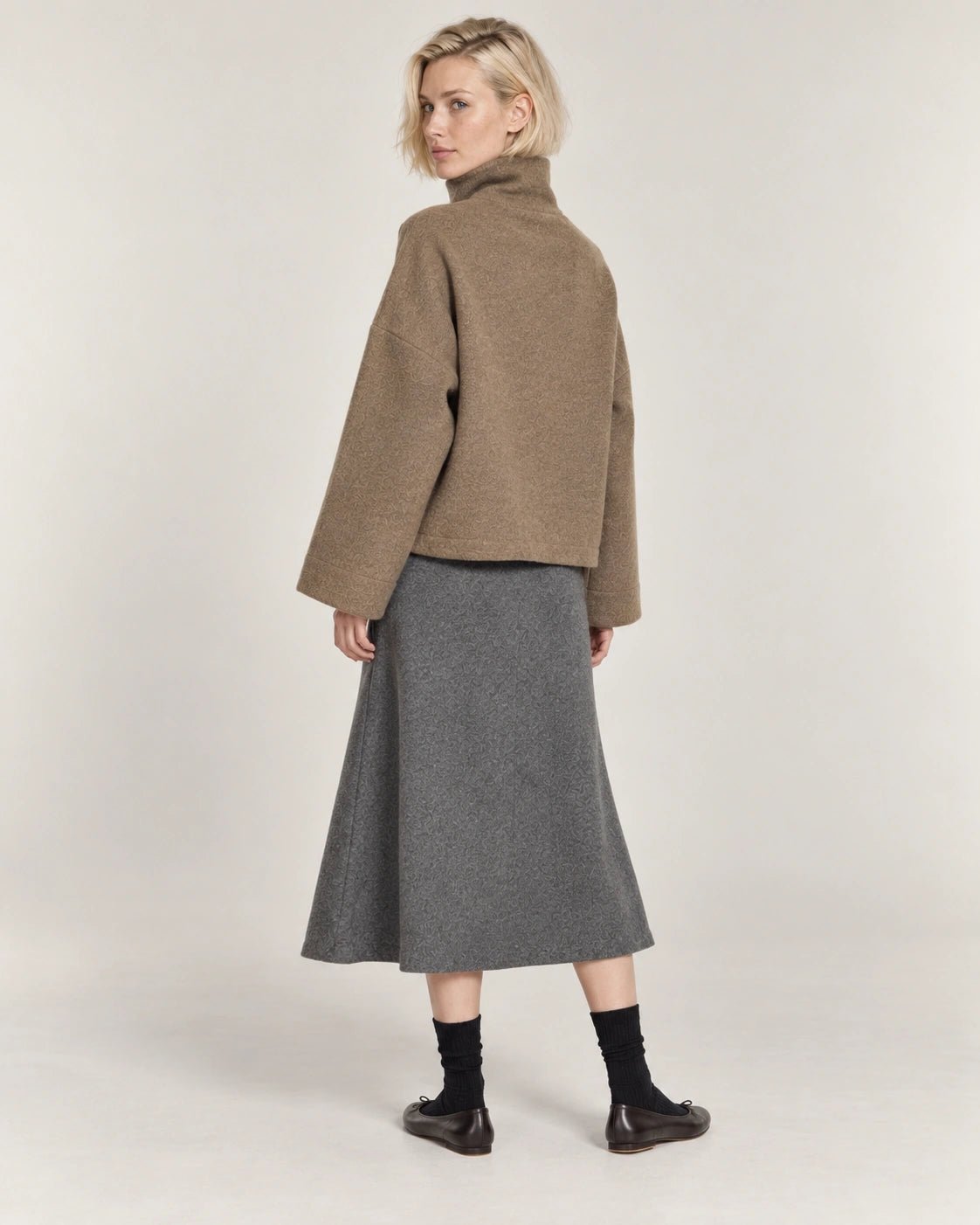 Maglia collo alto avana, vista posteriore - MADAME VENICE - FW26 - MYREA - LANA VERGINE #Colore_Avana