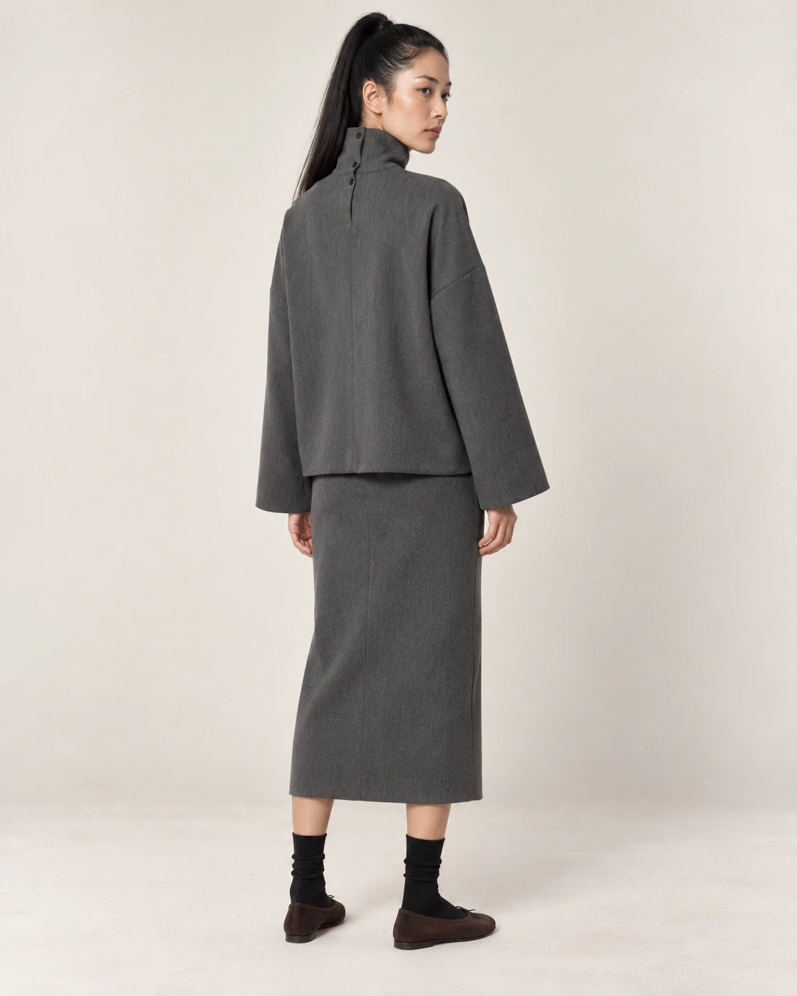 Maglia collo alto grigio scuro, vista posteriore - MADAME VENICE - FW26 - MYREA - CREPE TECNICO #Colore_Grigio Scuro