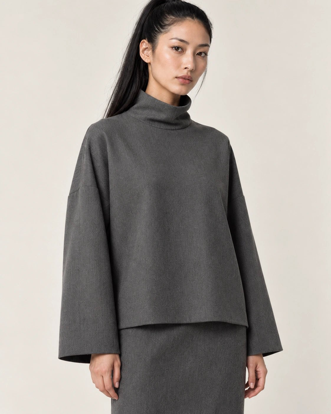 Maglia collo alto grigio scuro, dettaglio del capo - MADAME VENICE - FW26 - MYREA - CREPE TECNICO #Colore_Grigio Scuro