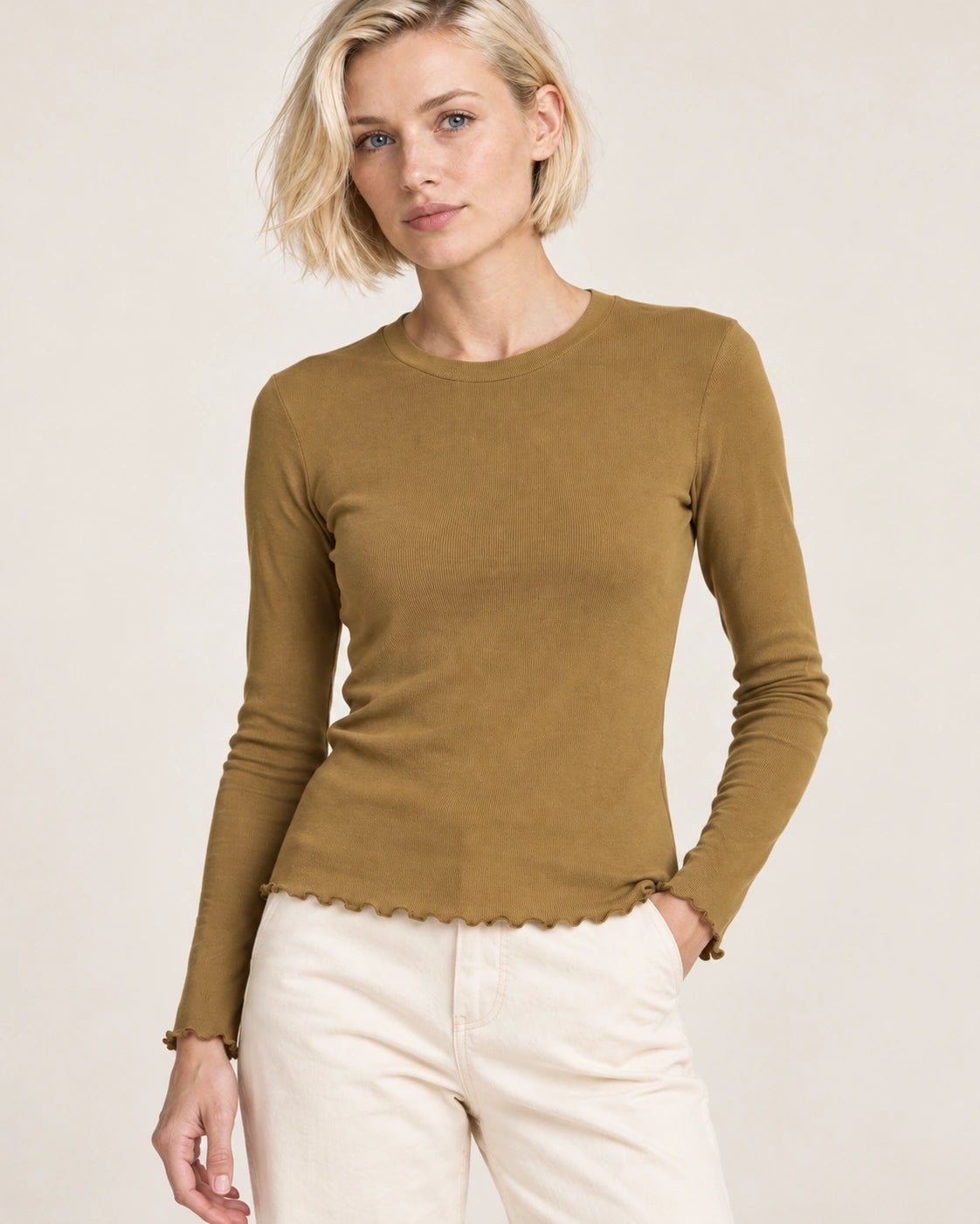 Maglia girocollo senape, dettaglio del capo - MADAME VENICE - FW26 - MAURA - COSTINA #Colore_Senape