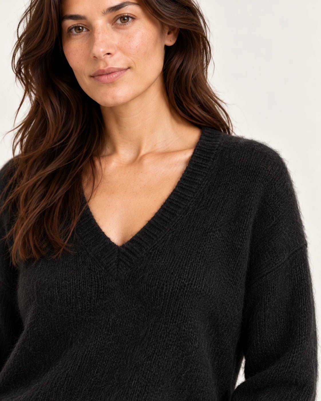 Maglia scollo v nero, dettaglio dello scollo a V - MADAME VENICE - FW25 - SELLY - SUMATRA #Colore_Black