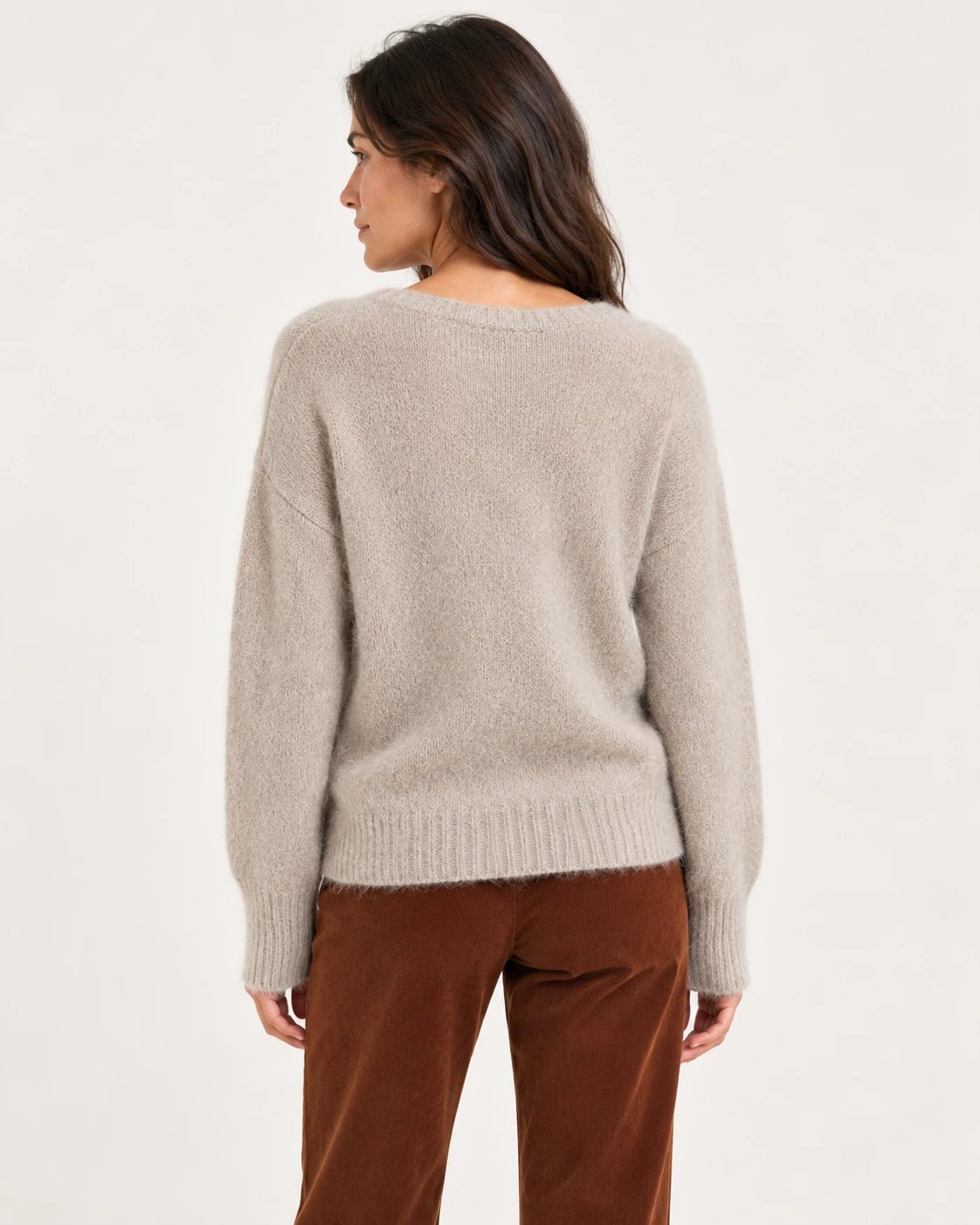 Maglia scollo v naturale, vista posteriore - MADAME VENICE - FW25 - SELLY - SUMATRA #Colore_Natural