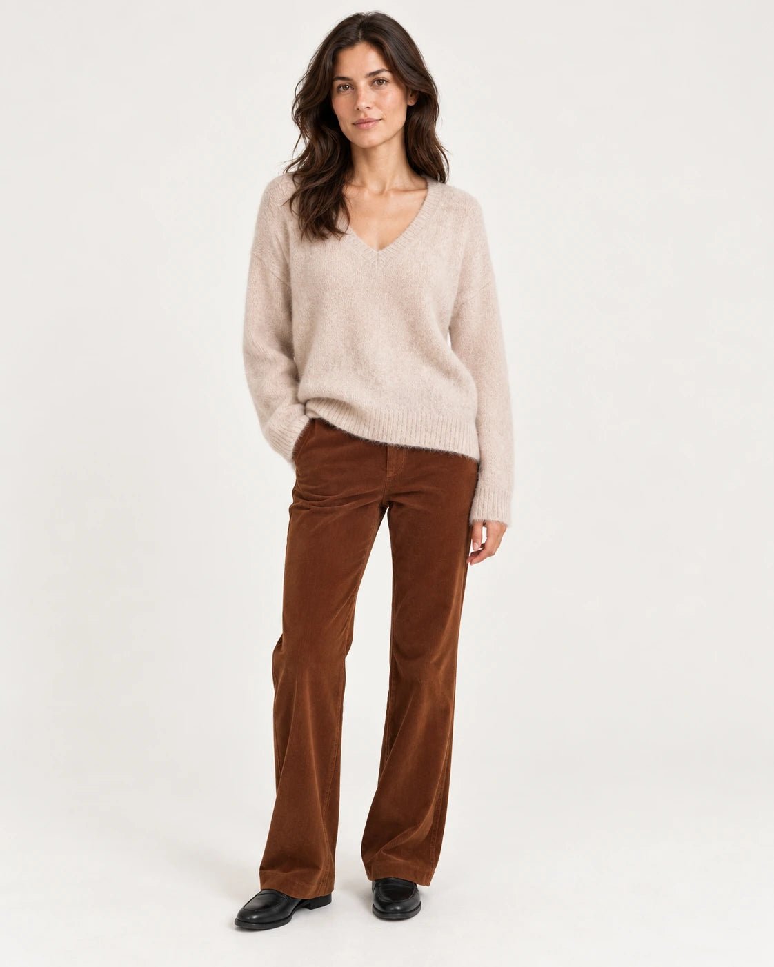 Maglia scollo v sabbia, vista frontale - MADAME VENICE - FW25 - SELLY - SUMATRA #Colore_Sand