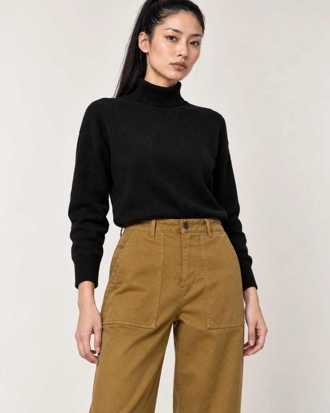 Panatlone fatigue senape, dettaglio del capo - MADAME VENICE - FW26 - PATTY - GABARDINA #Colore_Senape