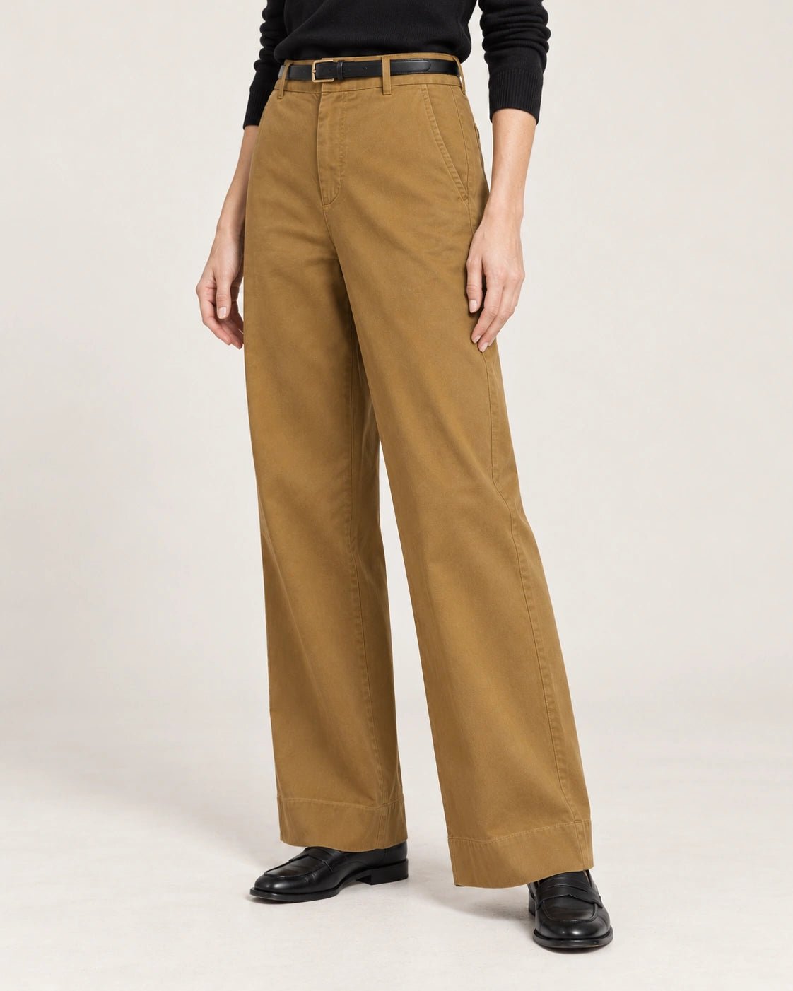 Panatlone palazzo senape, dettaglio del capo - MADAME VENICE - FW26 - PIX - GABARDINA #Colore_Senape