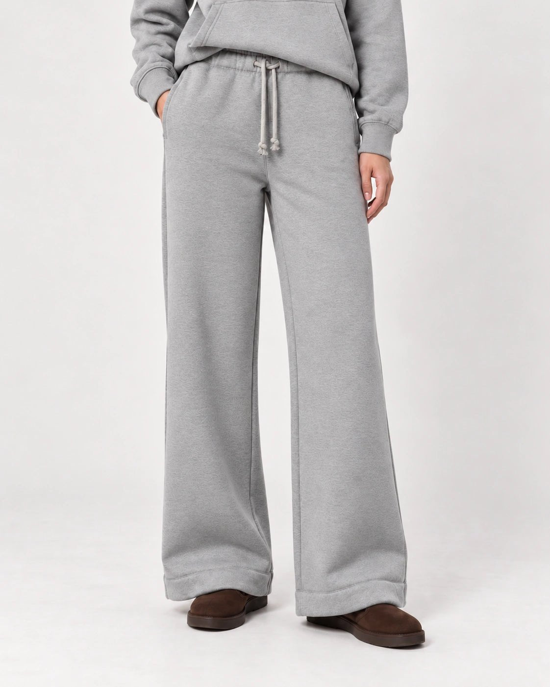 Pantalone grigio chiaro, dettaglio del capo - MADAME VENICE - FW26 - PAKITA - FELIX #Colore_Grigio Chiaro