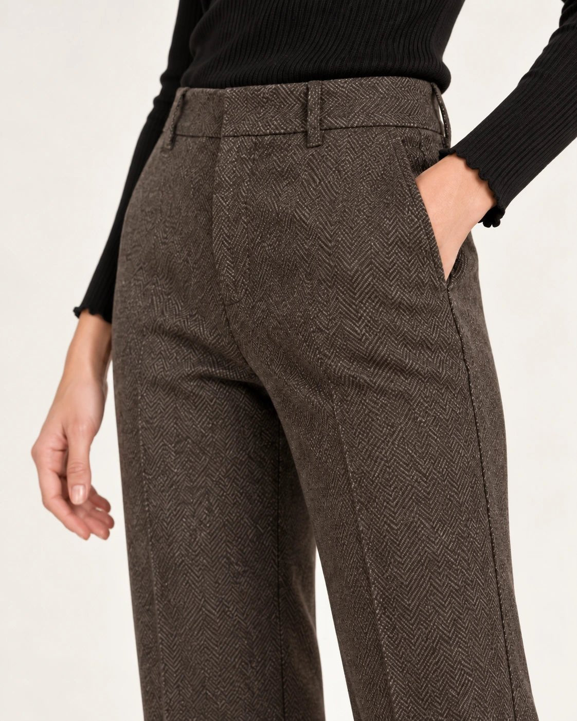 Pantalone a zampa marrone, dettaglio della tasca e della spina - MADAME VENICE - FW25 - PRINCE - SPINATINO #Colore_Brown