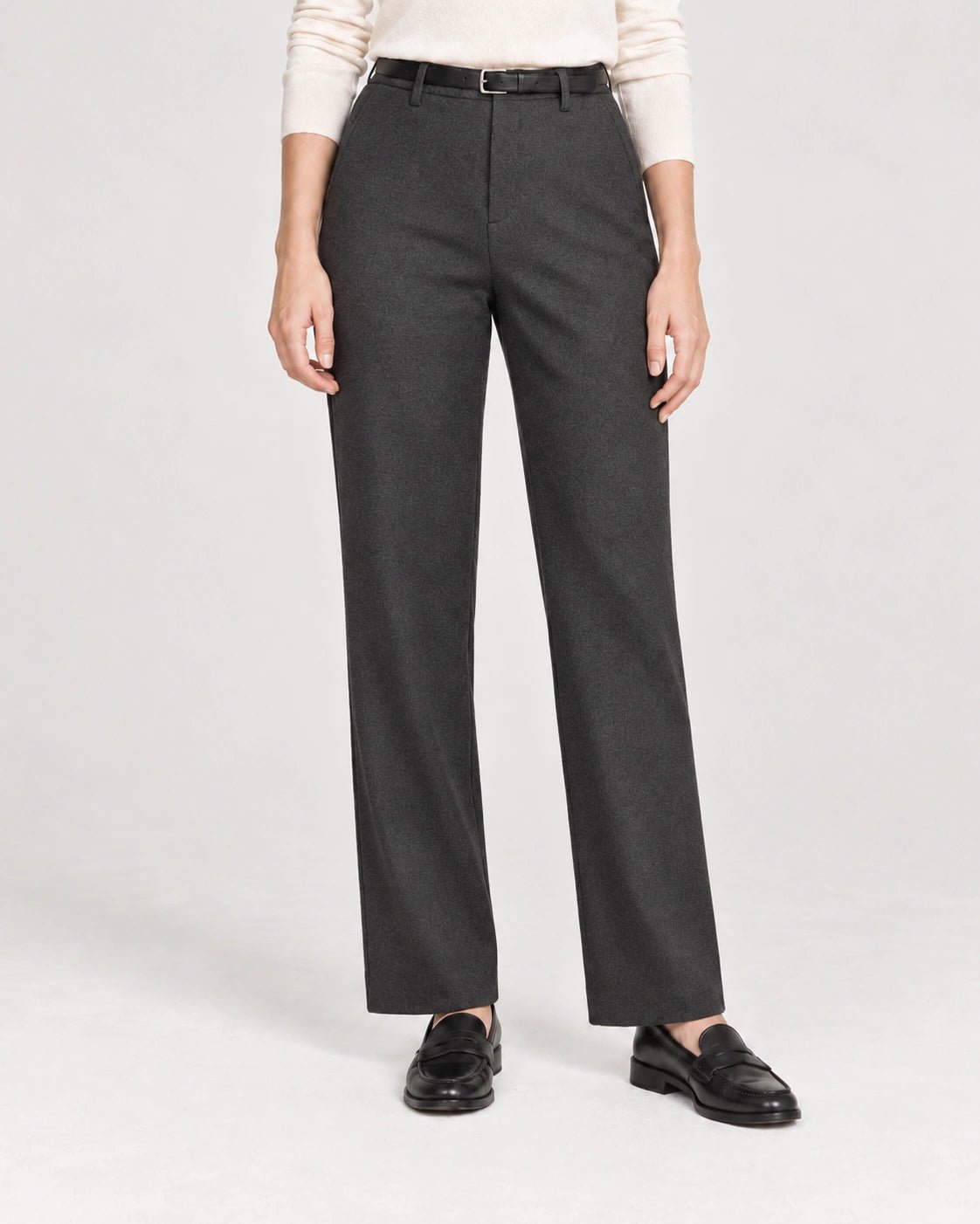 Pantalone chino slim grigio scuro, dettaglio del capo - MADAME VENICE - FW26 - PRAGA - LANA JESI #Colore_Grigio Scuro