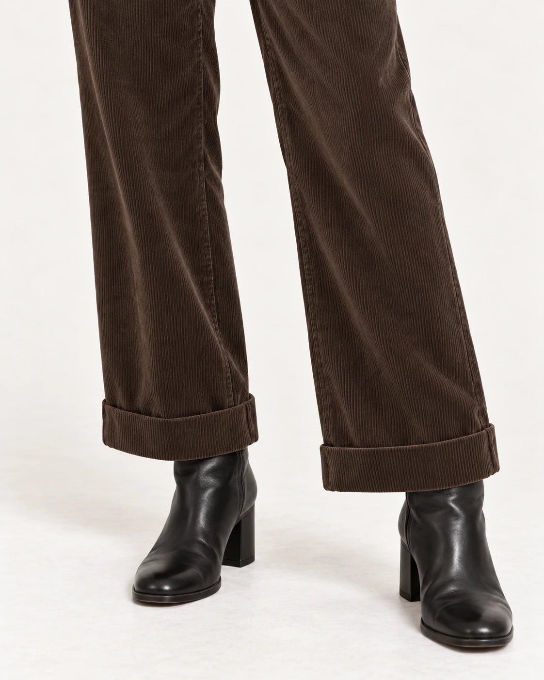 Pantalone con risvolto marrone, dettaglio del risvolto e del velluto - MADAME VENICE - FW25 - PALMIRA - VELVET 2000 #Colore_Brown