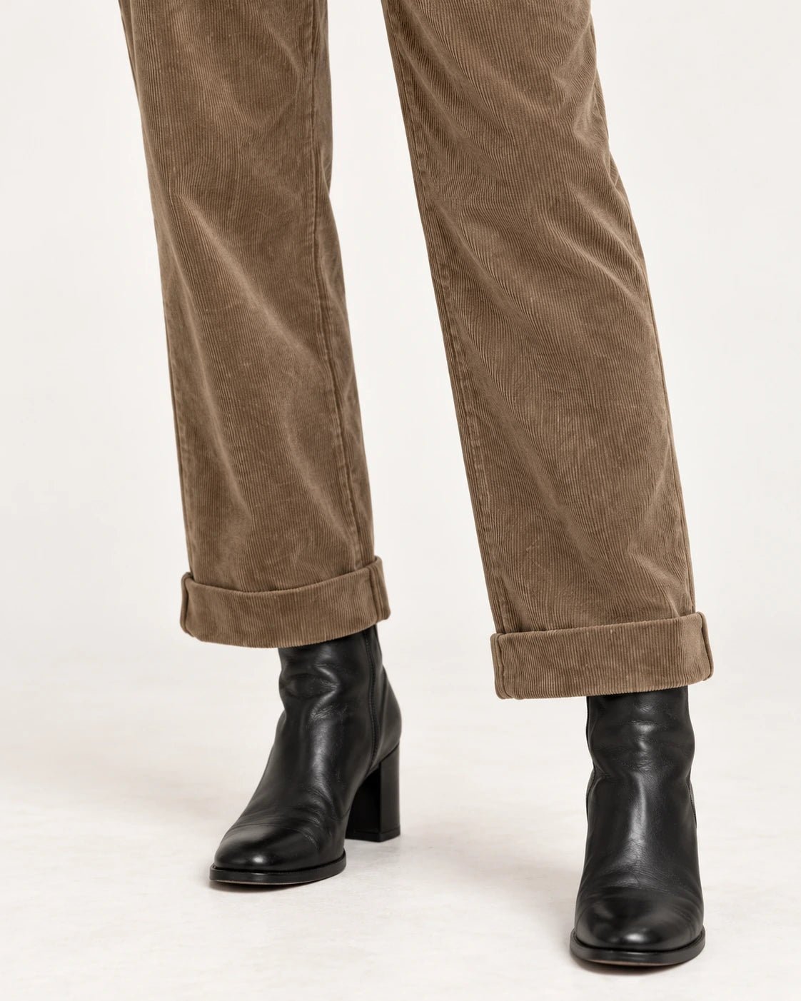 Pantalone con risvolto sabbia, dettaglio del risvolto e del velluto - MADAME VENICE - FW25 - PALMIRA - VELVET 2000 #Colore_Sand