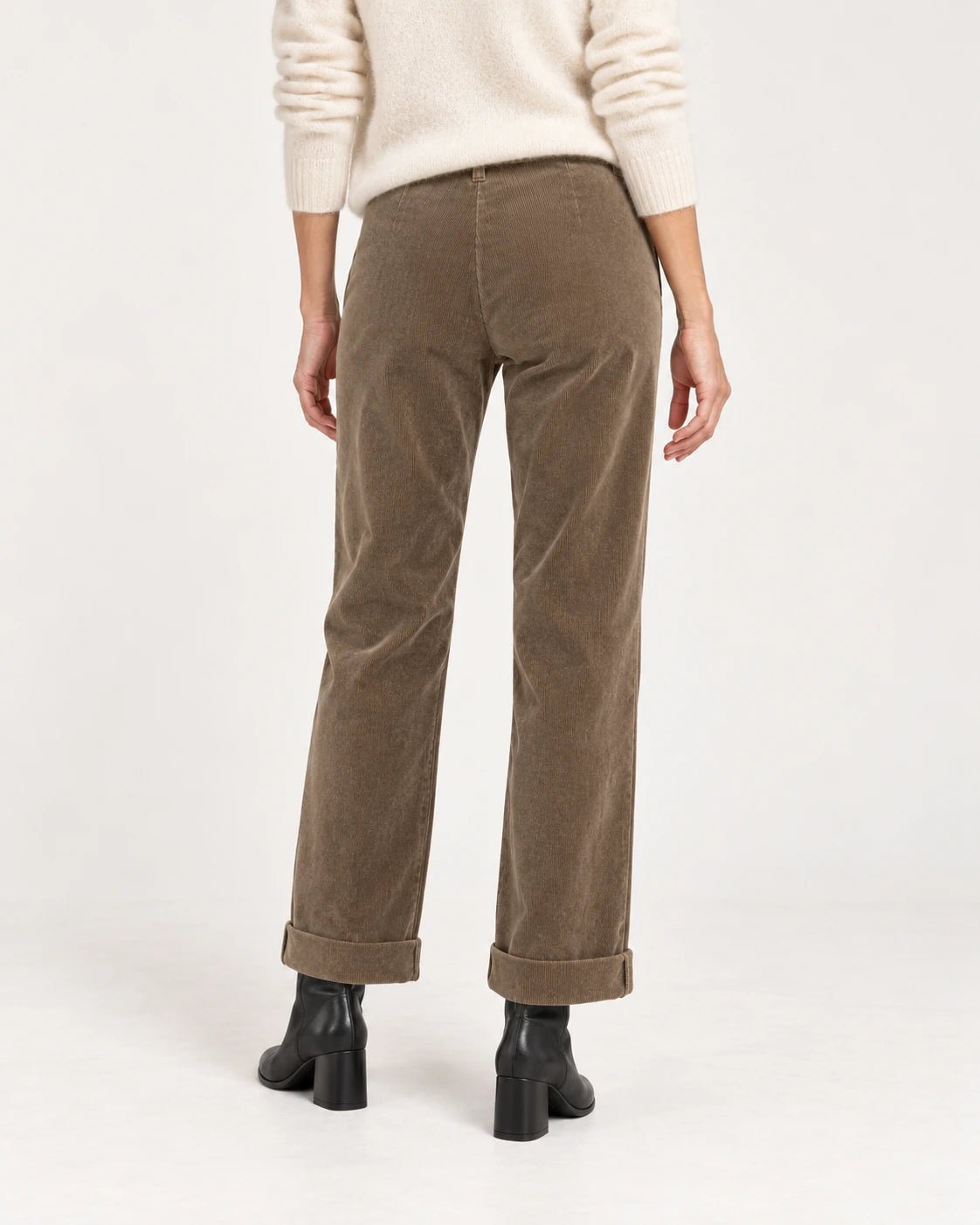 Pantalone con risvolto sabbia, vista posteriore - MADAME VENICE - FW25 - PALMIRA - VELVET 2000 #Colore_Sand
