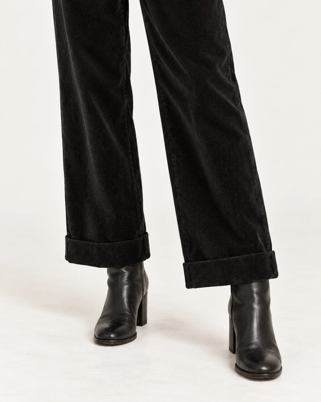 Pantalone con risvolto nero, dettaglio del risvolto e del velluto - MADAME VENICE - FW25 - PALMIRA - VELVET 2000 #Colore_Black