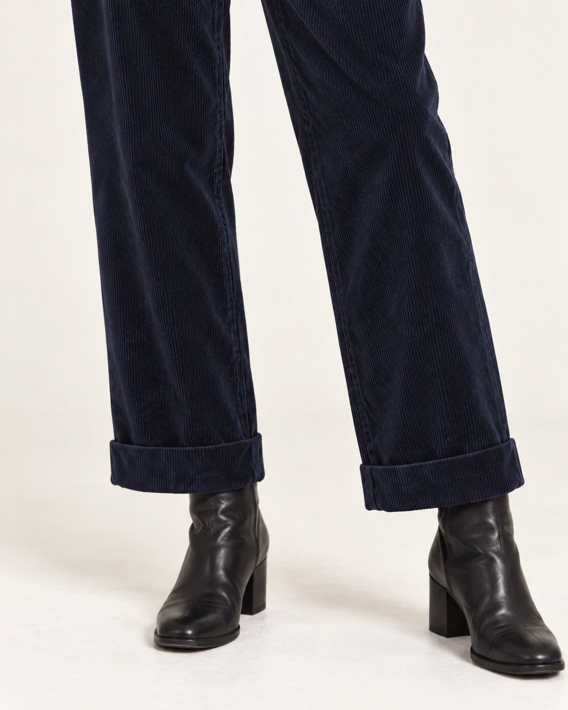 Pantalone con risvolto blu, dettaglio del risvolto e del velluto - MADAME VENICE - FW25 - PALMIRA - VELVET 2000 #Colore_Blue