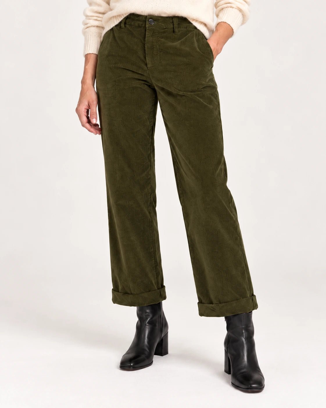 Pantalone con risvolto verde oliva, dettaglio del risvolto e del velluto - MADAME VENICE - FW25 - PALMIRA - VELVET 2000 #Colore_Olive