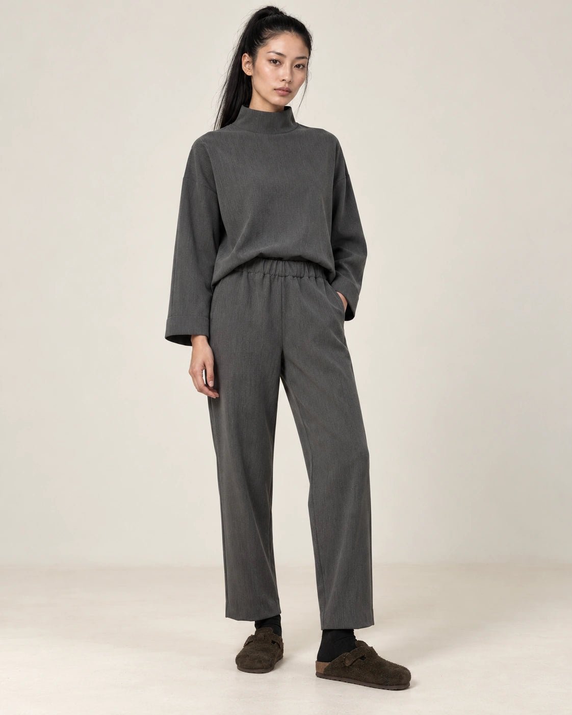 Pantalone dritto grigio scuro, vista frontale - MADAME VENICE - FW26 - PIPA - CREPE TECNICO #Colore_Grigio Scuro