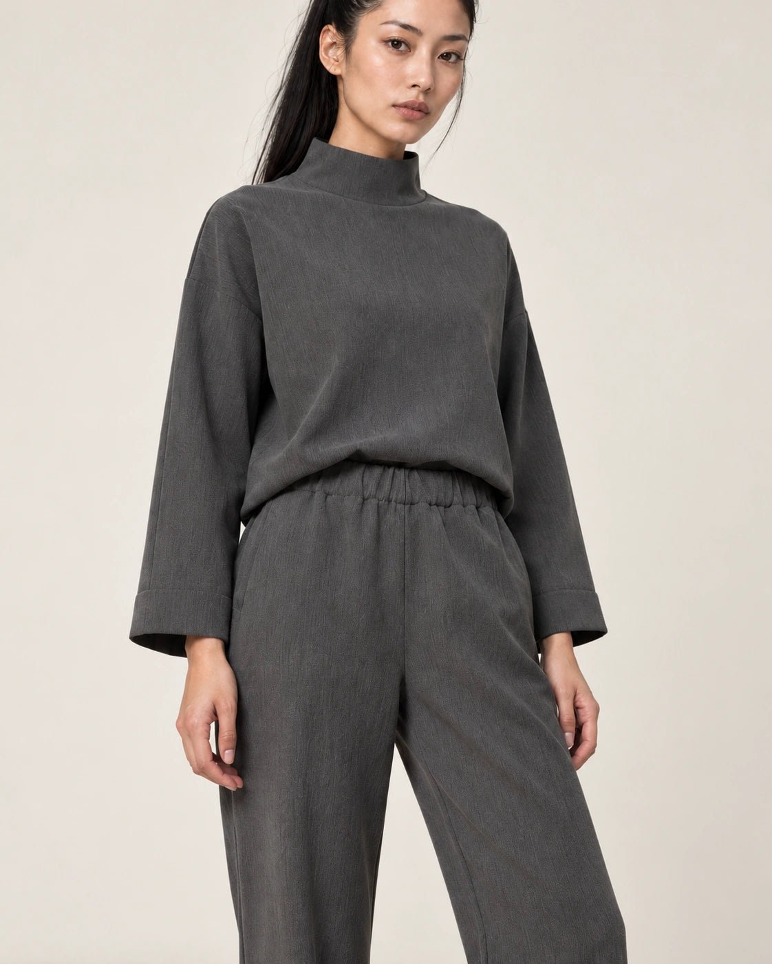 Pantalone dritto grigio scuro, dettaglio del capo - MADAME VENICE - FW26 - PIPA - CREPE TECNICO #Colore_Grigio Scuro