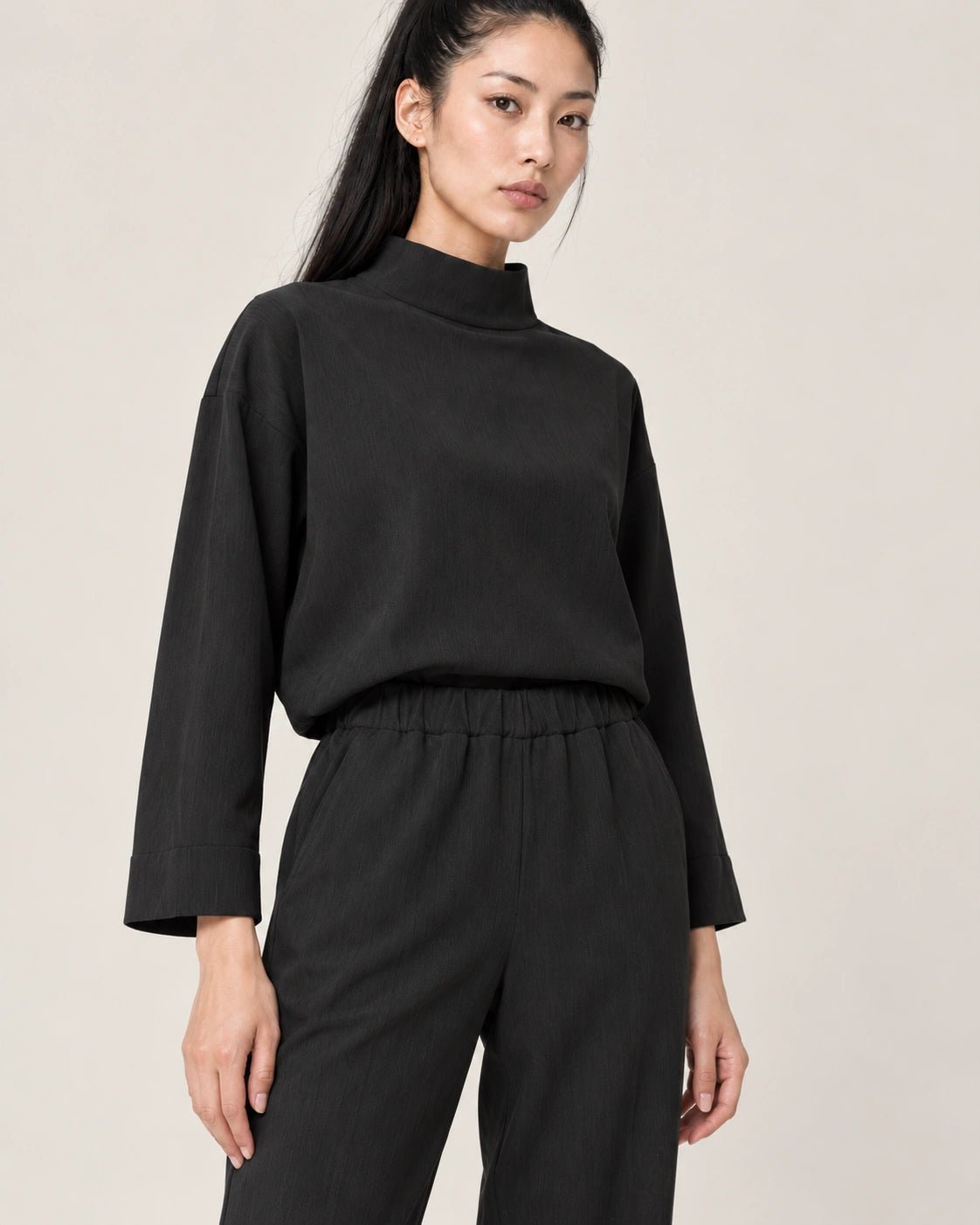 Pantalone dritto nero, dettaglio del capo - MADAME VENICE - FW26 - PIPA - CREPE TECNICO #Colore_Nero