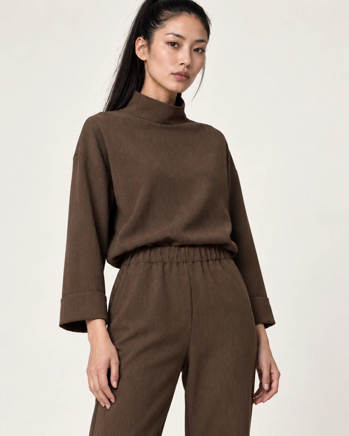 Pantalone dritto tabacco, dettaglio del capo - MADAME VENICE - FW26 - PIPA - CREPE TECNICO #Colore_Tabacco