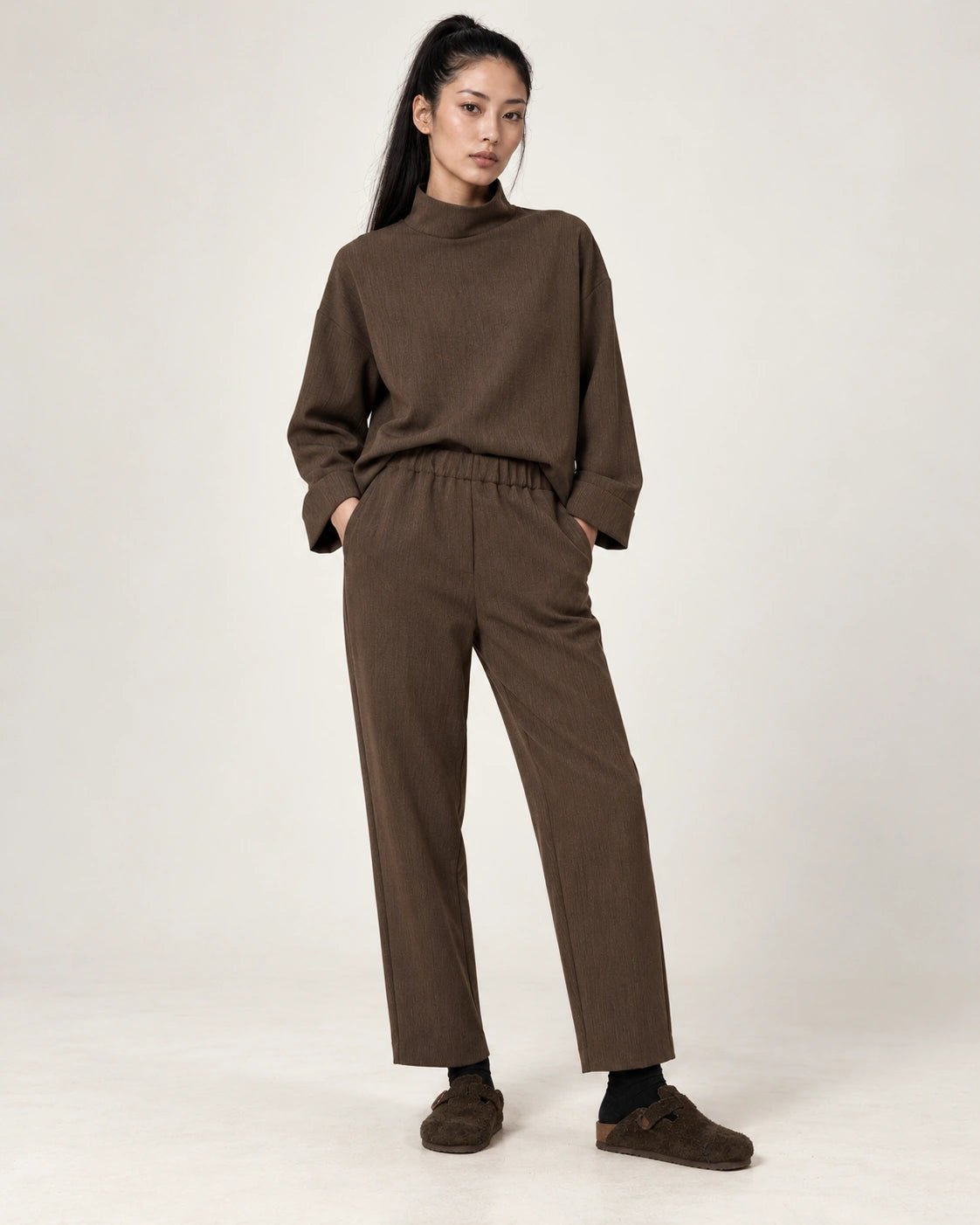 Pantalone dritto tabacco, vista frontale - MADAME VENICE - FW26 - PIPA - CREPE TECNICO #Colore_Tabacco